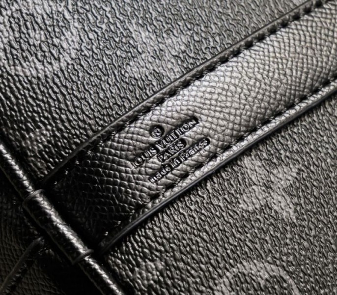 L0vis Vvtt0n Taiga Leather Keepall Bandouliere 50 Travel Bag In Black