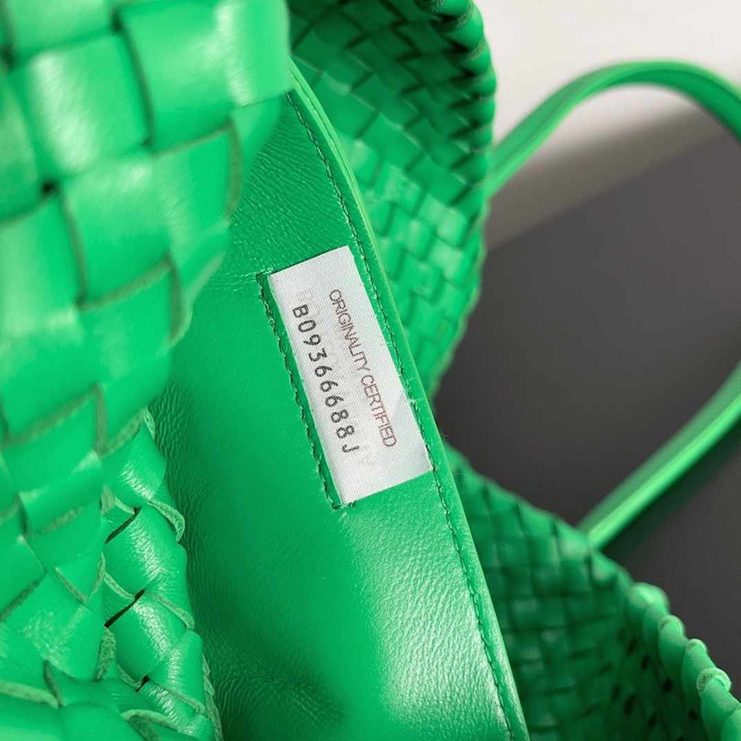 Top Quality Fake B0tt*ga Ven*ta Cabat Medium Bag In Green Intrecciato Lambskin