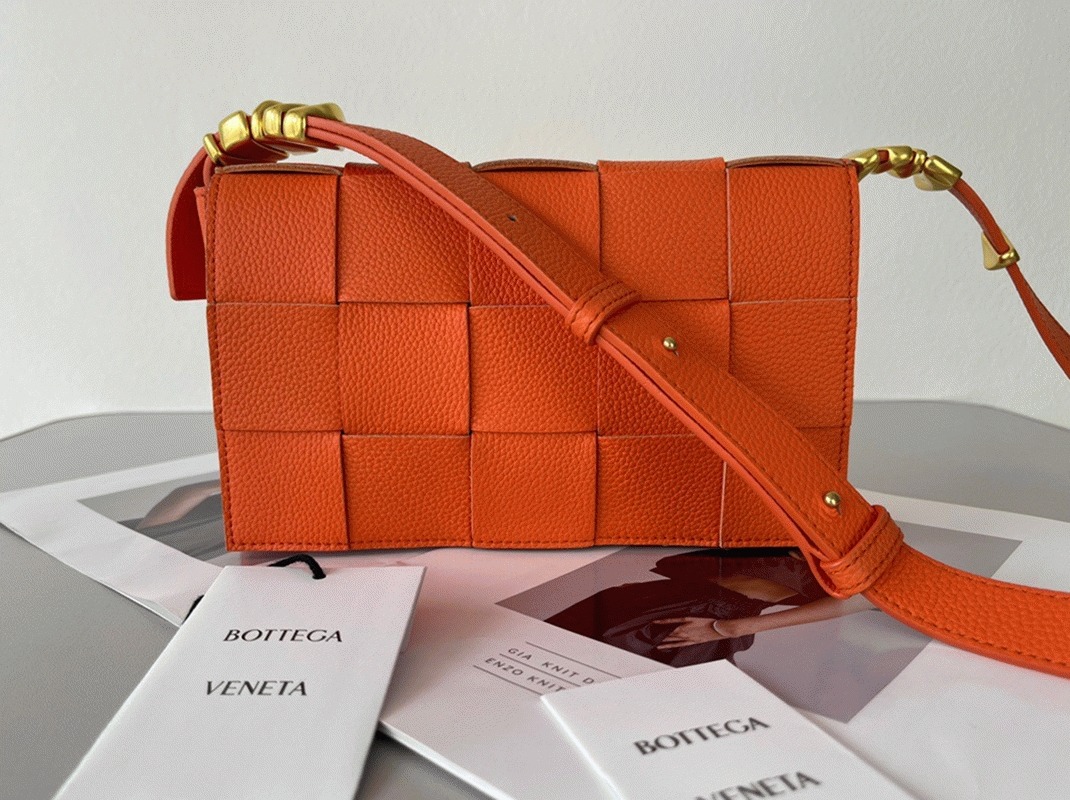 Top Quality Knockoff B0tt*ga Ven*ta Cassette Bag In Maple