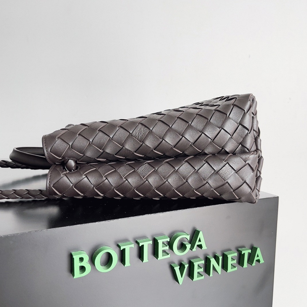 Fake B0tt*ga Ven*ta Large Andiamo Bag Fondant