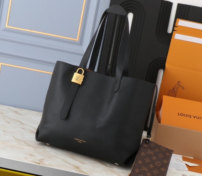 L0vis Vvtt0n Low Key Cabas MM Bag In Black