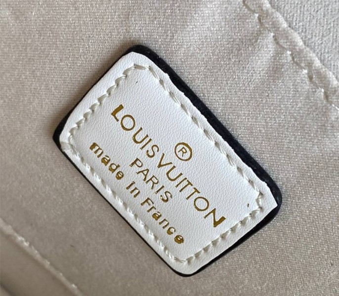 L0vis Vvtt0n Dauphine Lugano MM Off Bag In Off-White