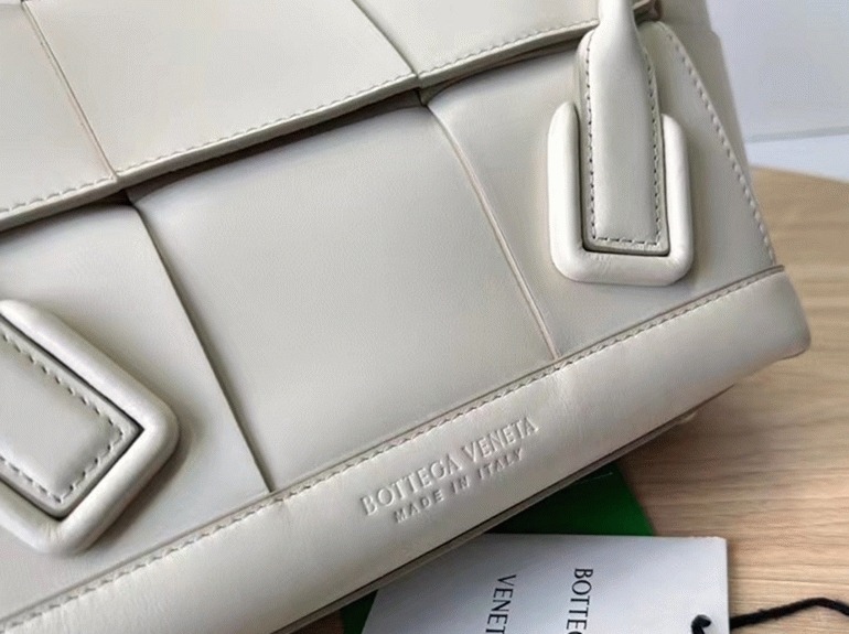 Top Quality Replica B0tt*ga Ven*ta Arco Small Bag In White Intrecciato Leather