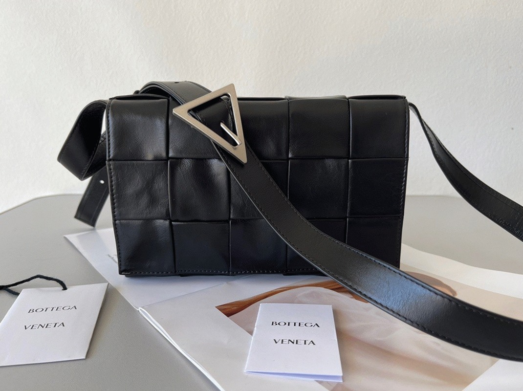 Top Quality Replica B0tt*ga Ven*ta Cassette Bag In Black
