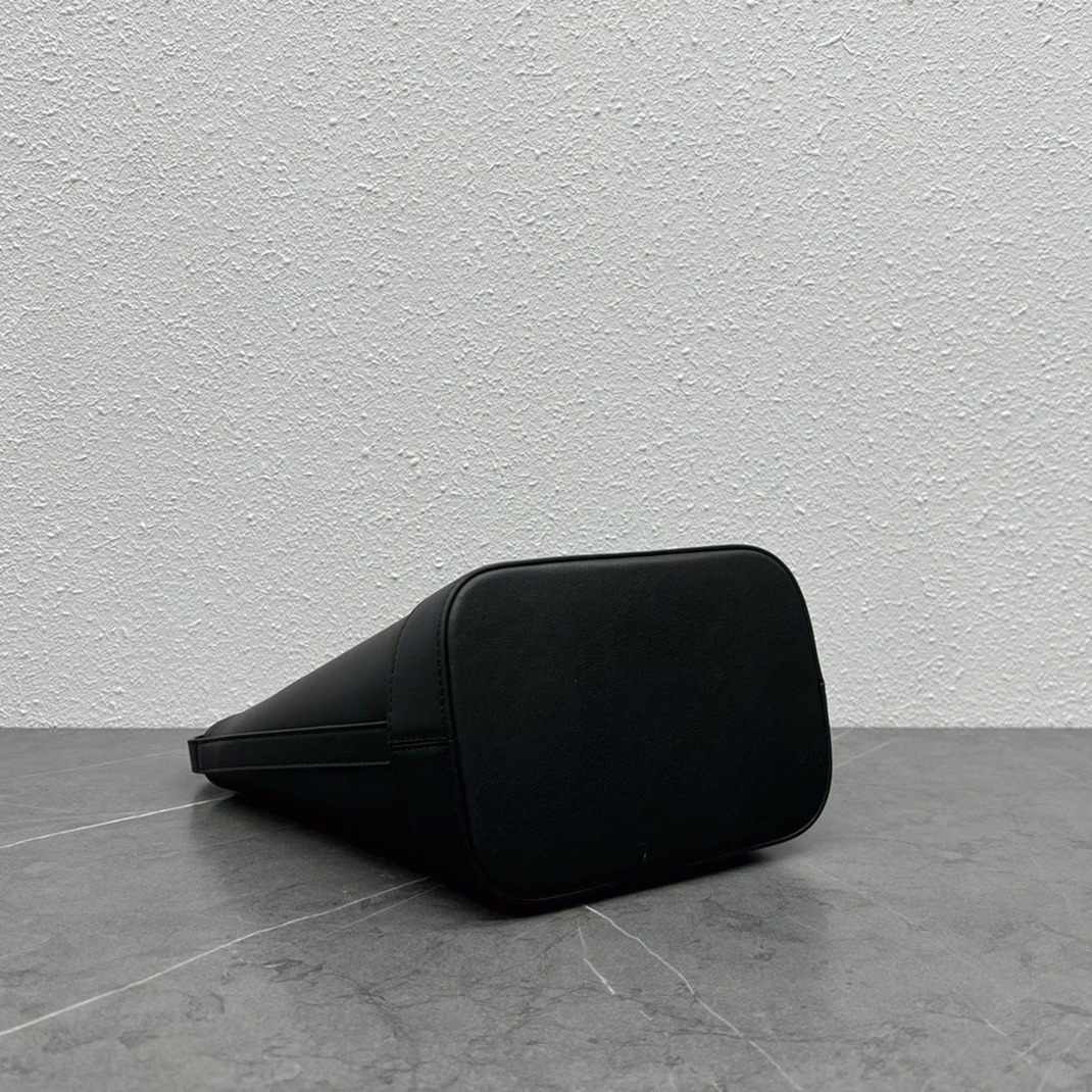 Top Quality Knockoff Ce1i*e Small Bucket Cuir Triomphe In Black Calfskin