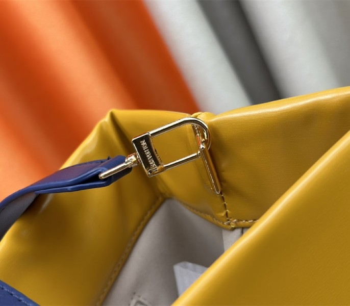 L0vis Vvtt0n Other Leathers Shopper MM Tote In Safran