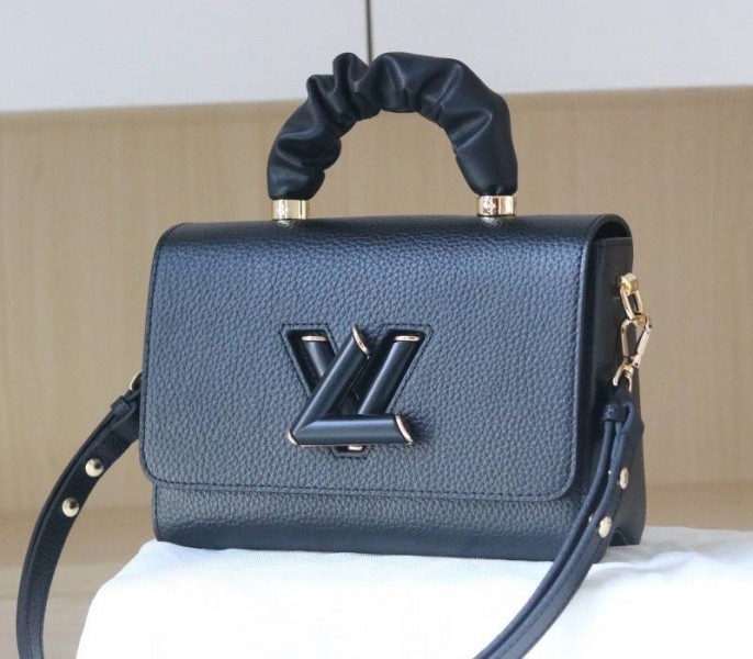 L0vis Vvtt0n Taurillon Leather Twist MM Scrunchie Handle In Black