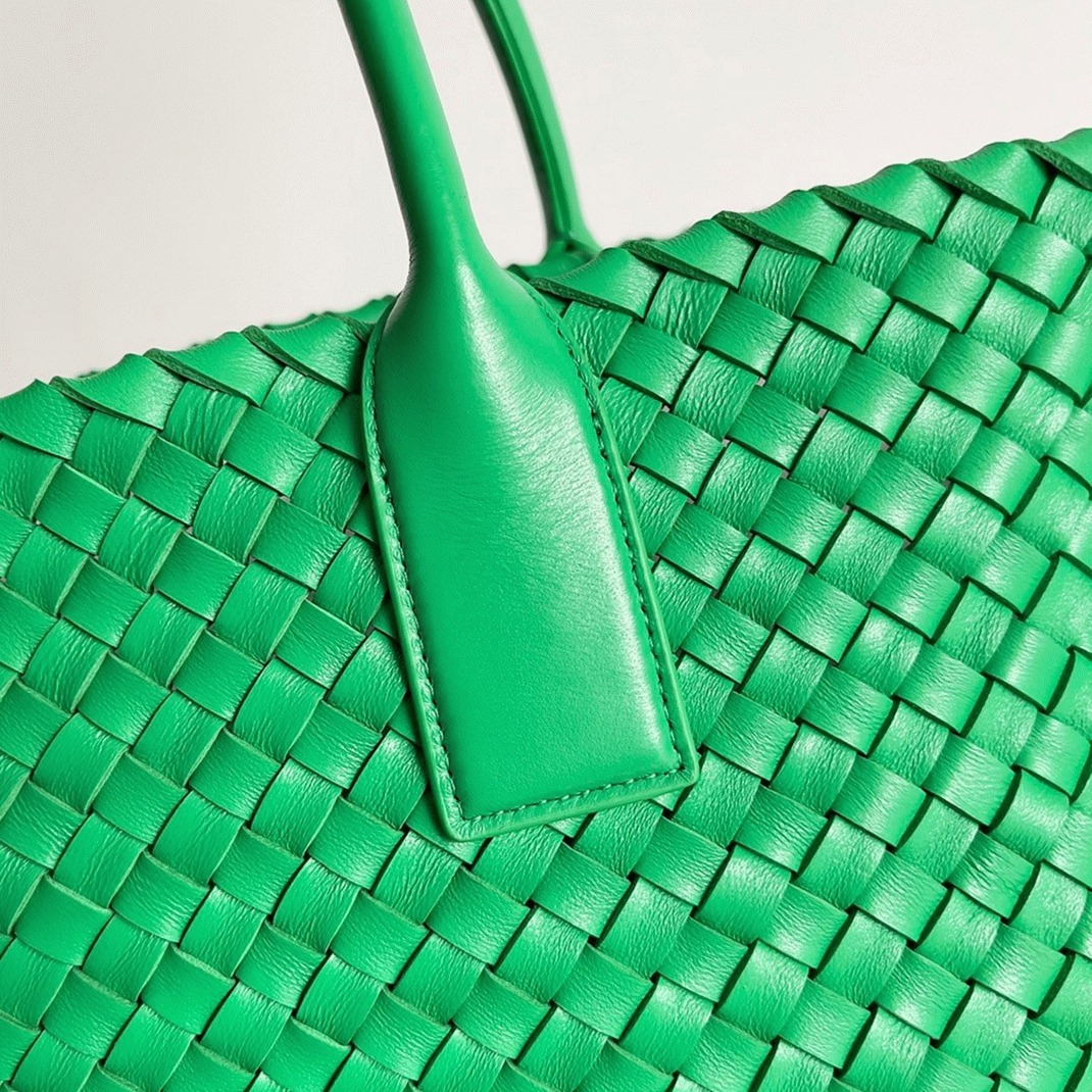 Top Quality Fake B0tt*ga Ven*ta Cabat Medium Bag In Green Intrecciato Lambskin