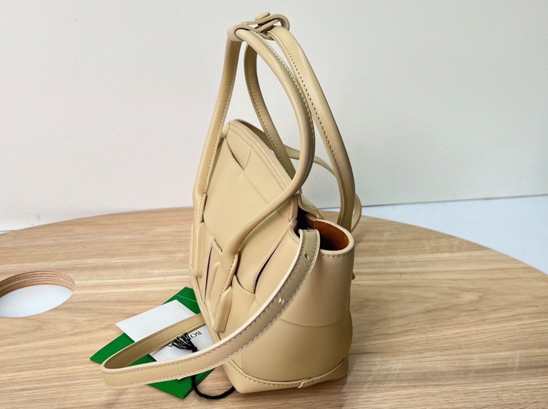 Top Quality Fake B0tt*ga Ven*ta Arco Mini Bag In Beige Intrecciato Calfskin