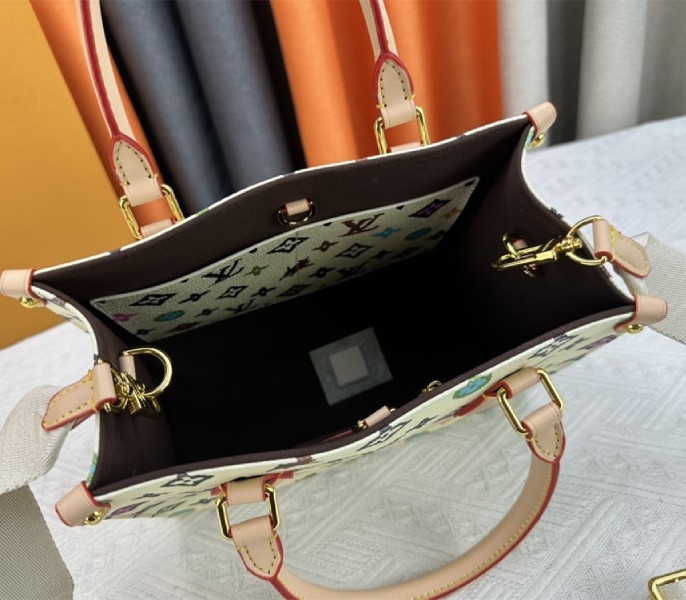 L0vis Vvtt0n Monogram Craggy Onthego PM Tote In Vanilla