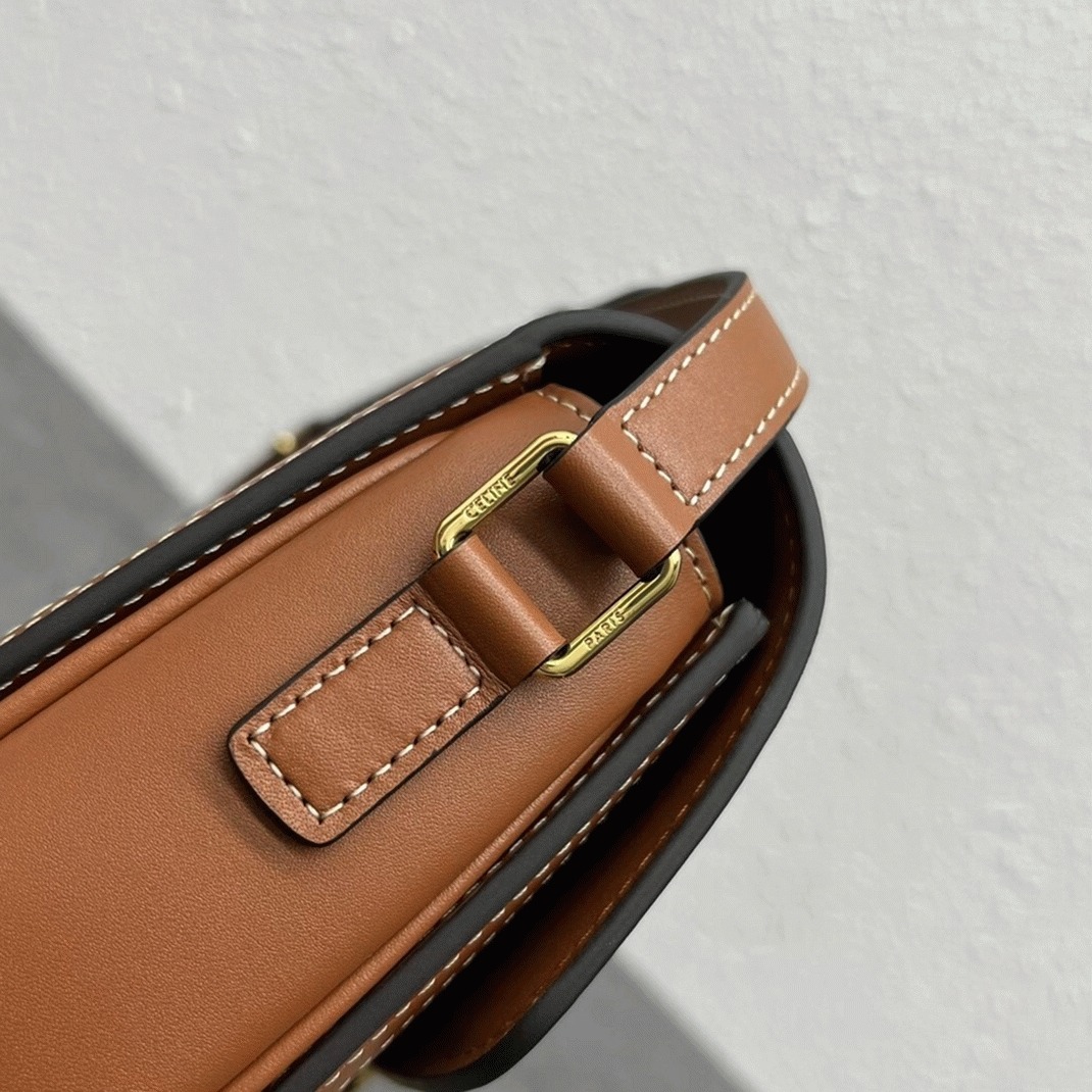 Top Quality Ce1i*e Triomphe Teen Bag In Tweed