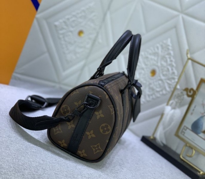 L0vis Vvtt0n Monogram Canvas Keepall Bandouliere 25 In Black