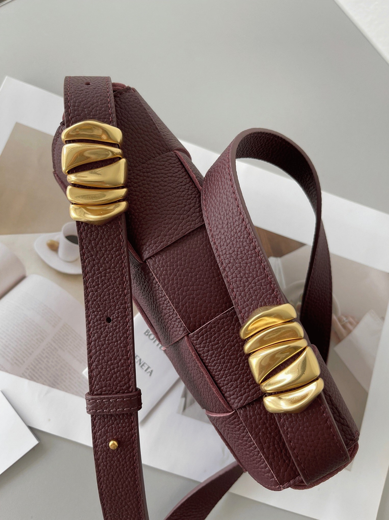 Top Quality Fake B0tt*ga Ven*ta Cassette Bag In Burgundy