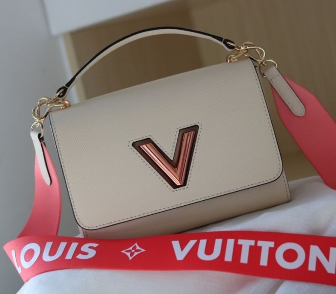 L0vis Vvtt0n Epi Leather Twist MM Handbag In Quartz White With Gradient Strap