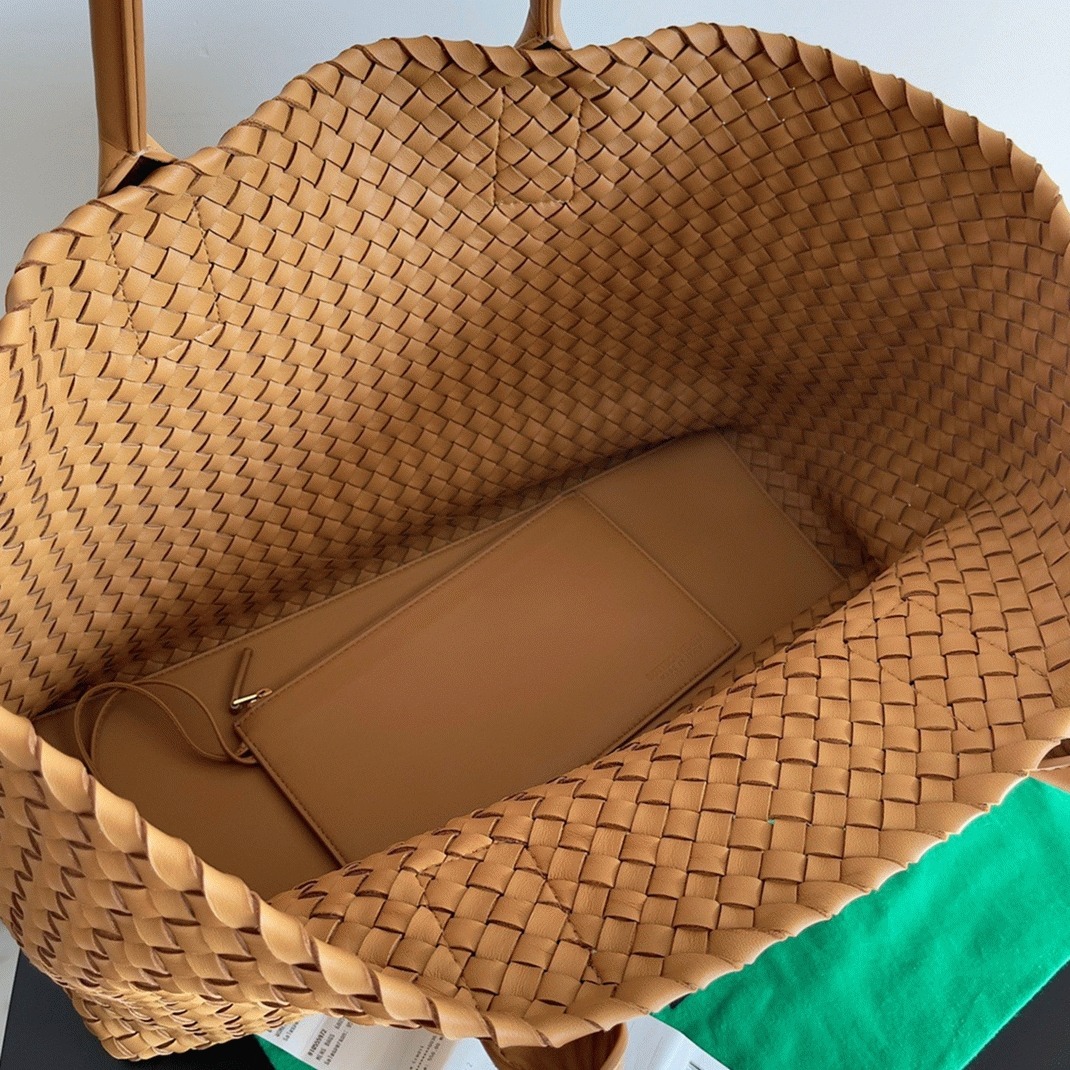 Top Quality Fake B0tt*ga Ven*ta Cabat Medium Bag In Caramel Intrecciato Lambskin