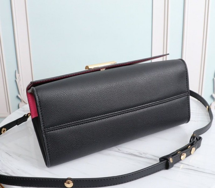 L0vis Vvtt0n Twist One Handle MM Handbag In Black