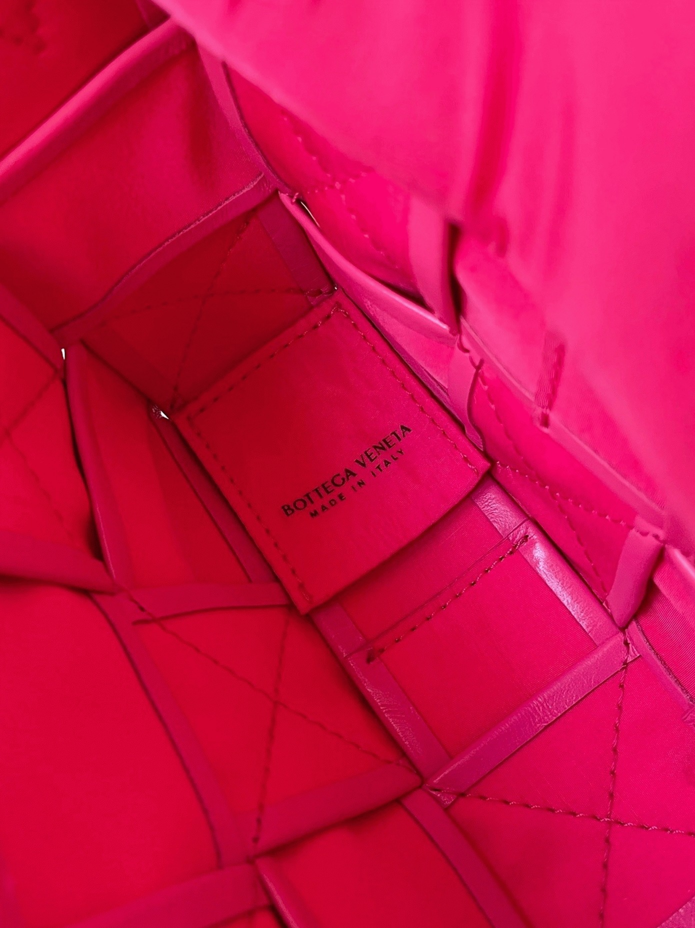 Top Quality Fake B0tt*ga Ven*ta Cassette Bag In Lollipop