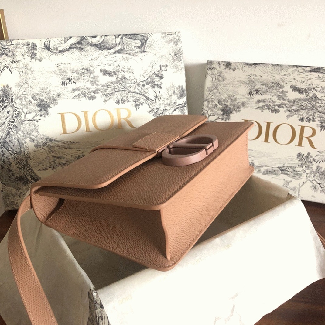 D10r 30 Montaigne Medium Bag Replica in Poudre Ultramatte Grained Calfskin
