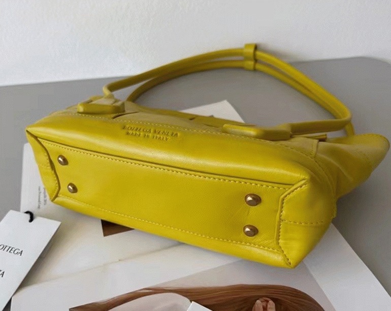 Top Quality Fake B0tt*ga Ven*ta Arco Small Bag In Yellow Intrecciato Leather