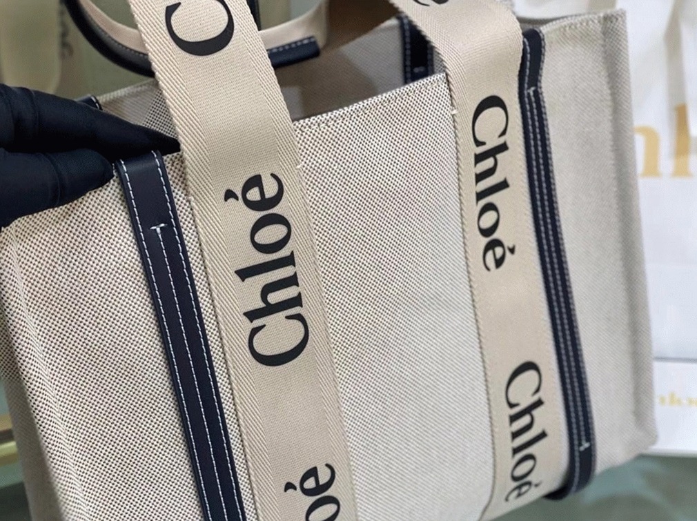 top quality knockoff Ch10e medium woody tote bag in canvas with blue leather strips