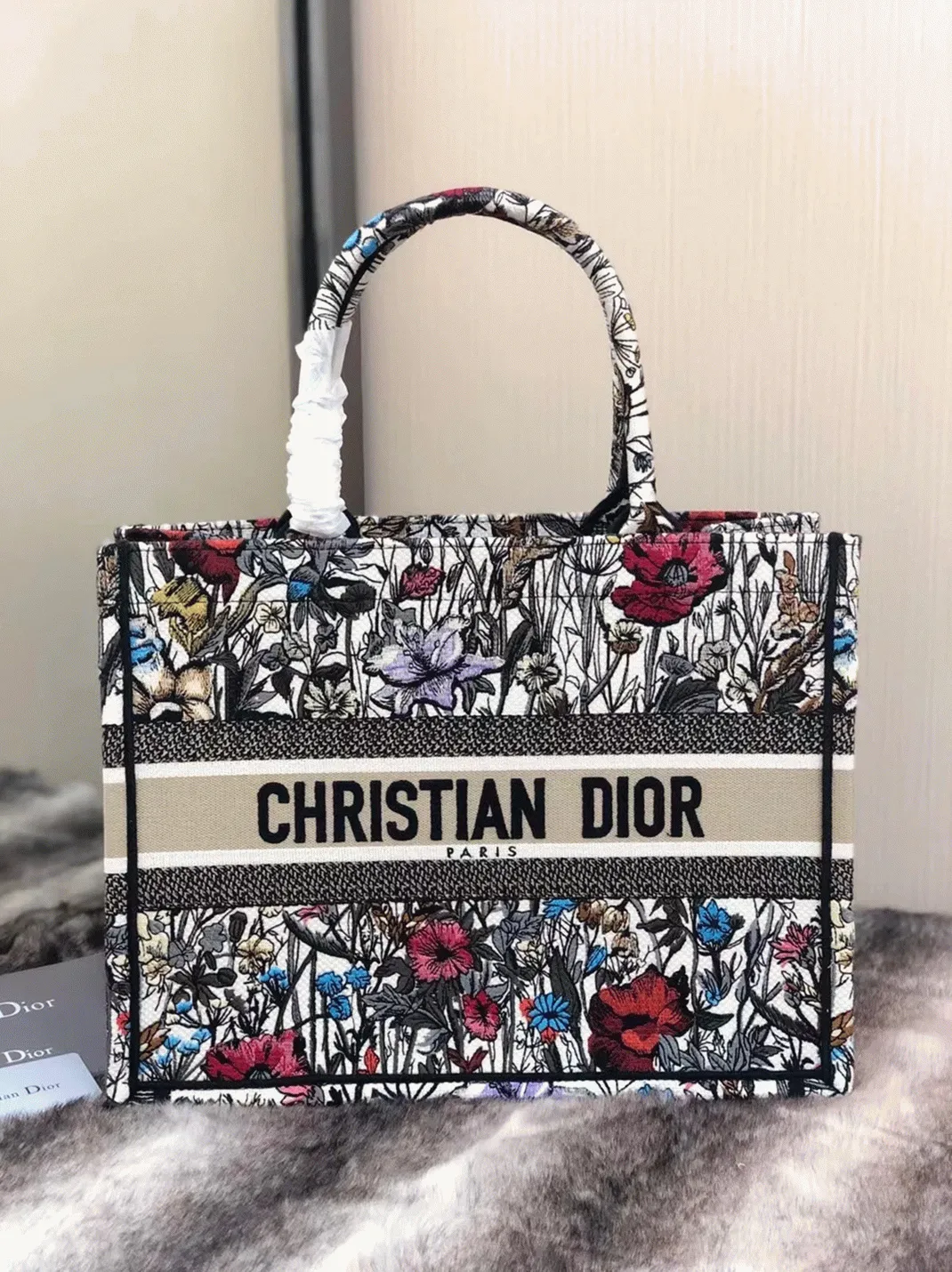 D10r Medium Book Tote Bag Imitation in Multicolor Mille Fleurs Embroidery