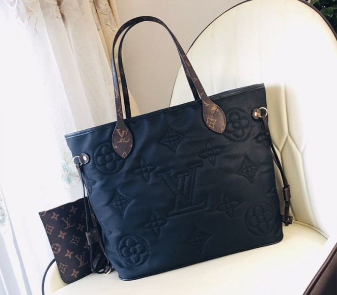 L0vis Vvtt0n Econyl Regenerated Nylon Neverfull MM Tote In Black