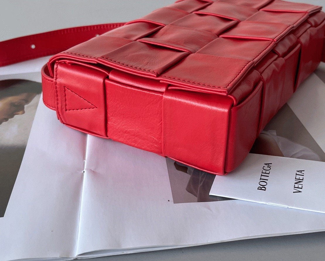 Top Quality Knockoff B0tt*ga Ven*ta Cassette Bag In Red