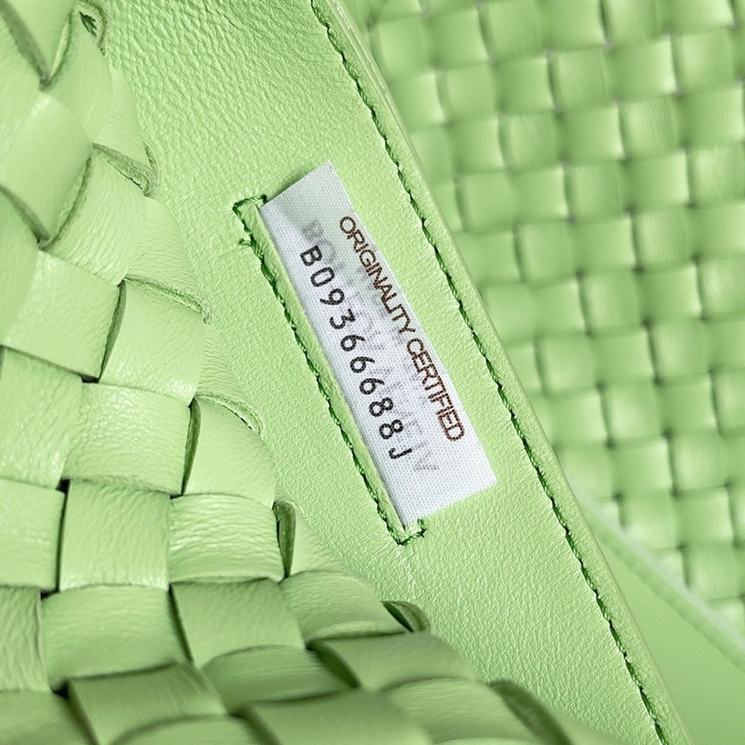 Top Quality Fake B0tt*ga Ven*ta Cabat Medium Bag In Pistachio