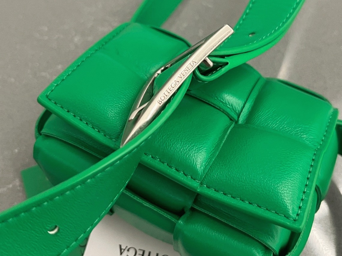 Top Quality Knockoff B0tt*ga Ven*ta Candy Padded Cassette Bag In Parakeet