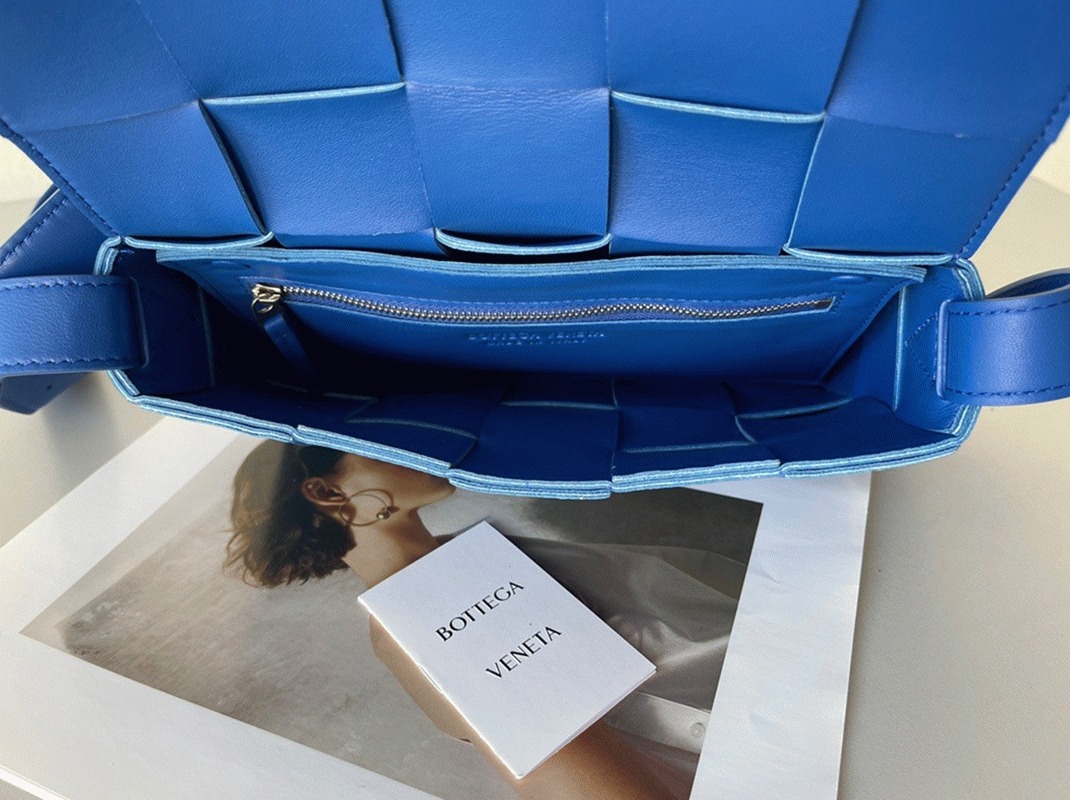 Top Quality Knockoff B0tt*ga Ven*ta Cassette Bag In Blue