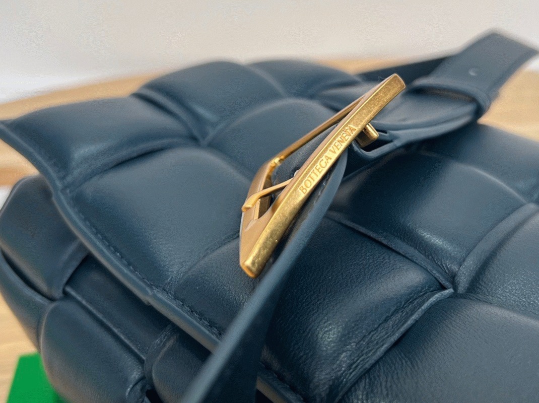 Top Quality Replica B0tt*ga Ven*ta Padded Cassette Bag In Dark Blue