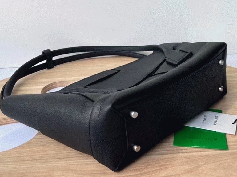 Top Quality Knockoff B0tt*ga Ven*ta Arco Medium Bag In Black Grained Leather