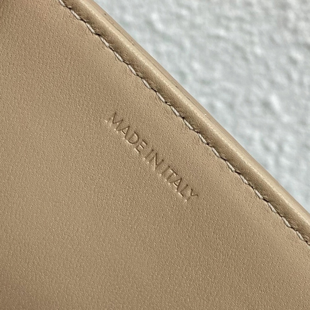 Top Quality Imitation Ce1i*e Triomphe Medium Bag In Nude