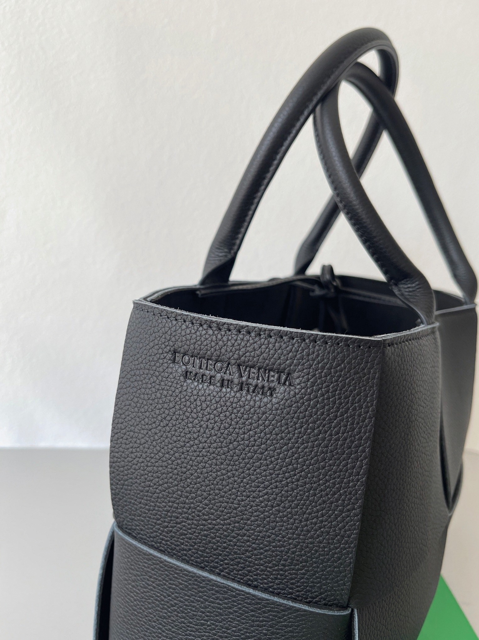 Fake B0tt*ga Ven*ta Arco Medium Tote Black Intrecciato Calfskin