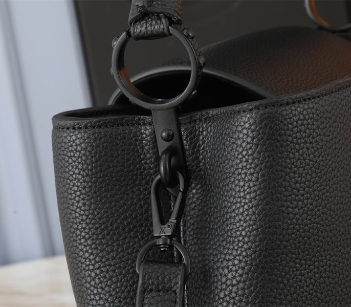 L0vis Vvtt0n Capucines East-West MM Handbag In All Black