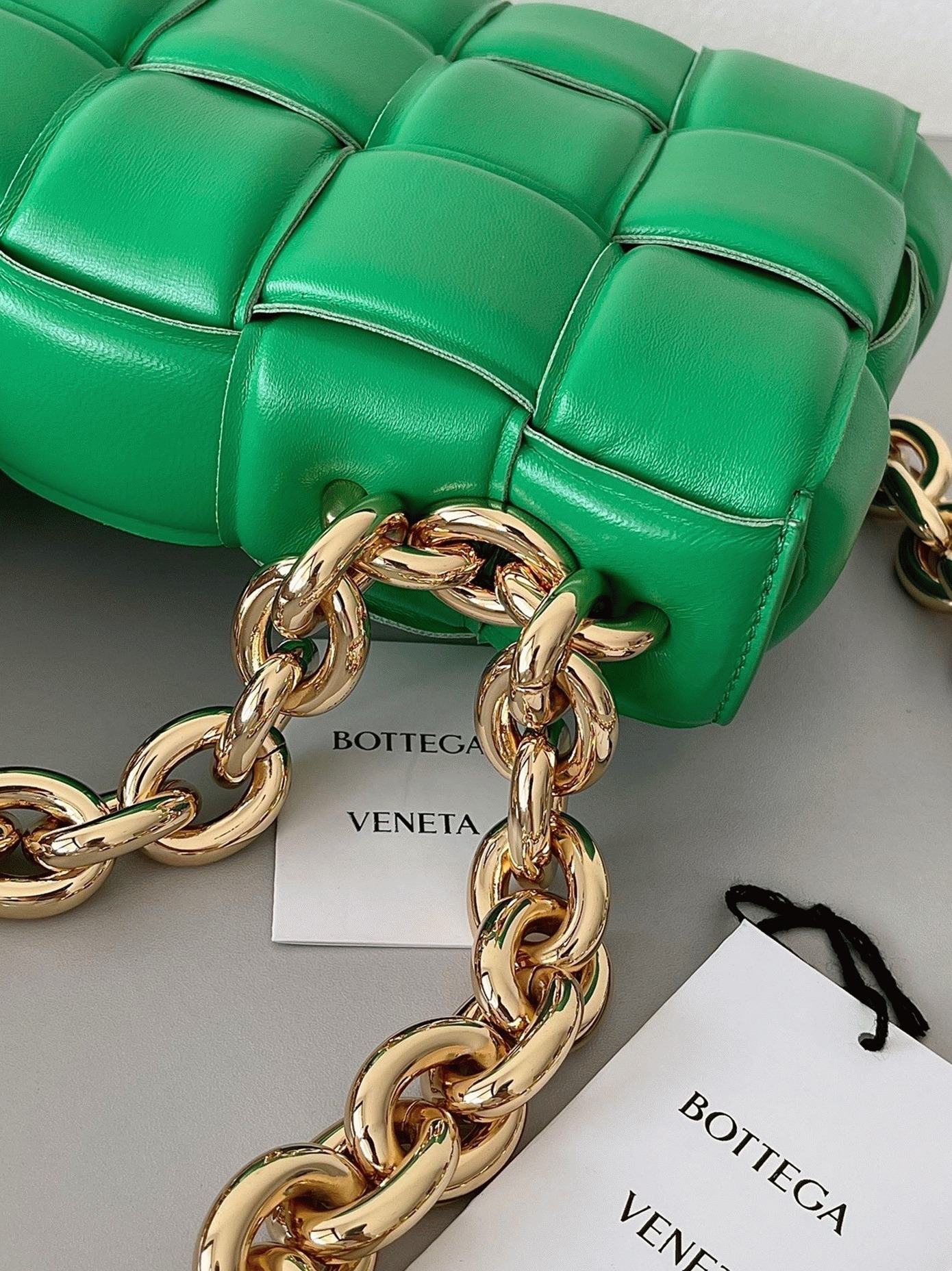 Top Quality Fake B0tt*ga Ven*ta Chain Cassette Bag In Parakeet