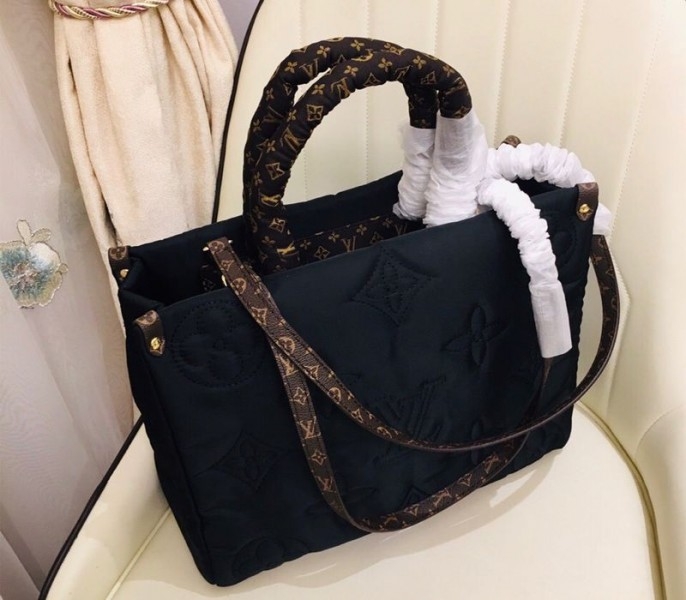 L0vis Vvtt0n Econyl Regenerated Nylon Onthego GM Tote In Black
