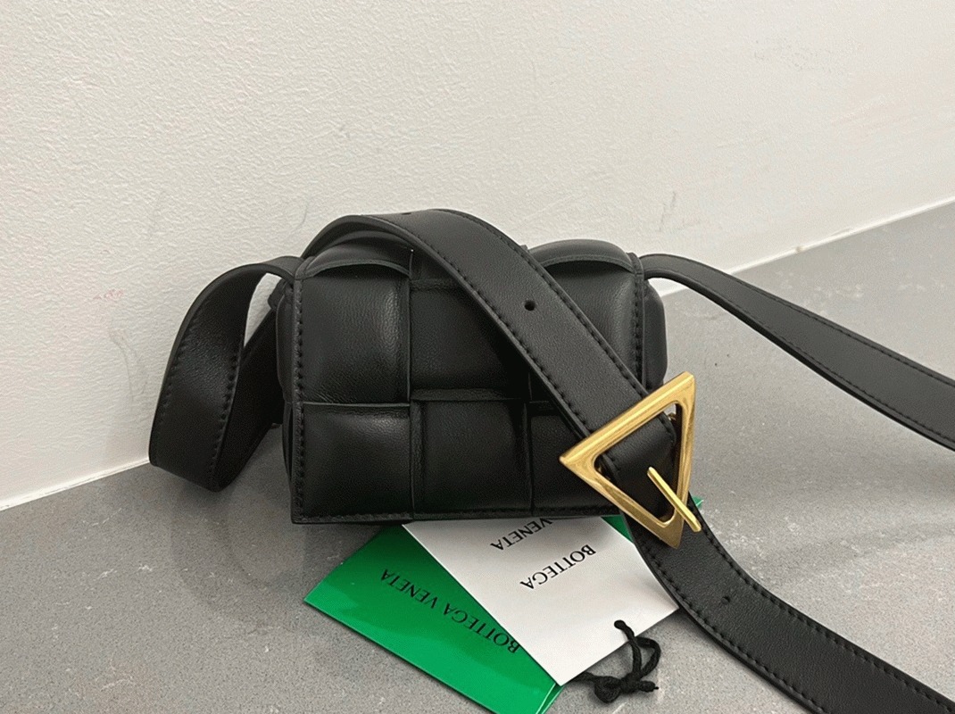 Top Quality Replica B0tt*ga Ven*ta Candy Padded Cassette Bag In Black