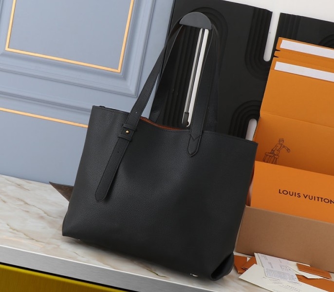 L0vis Vvtt0n Low Key Cabas MM Bag In Black