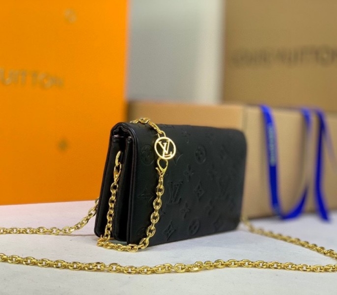 L0vis Vvtt0n Coussin Pochette In Black