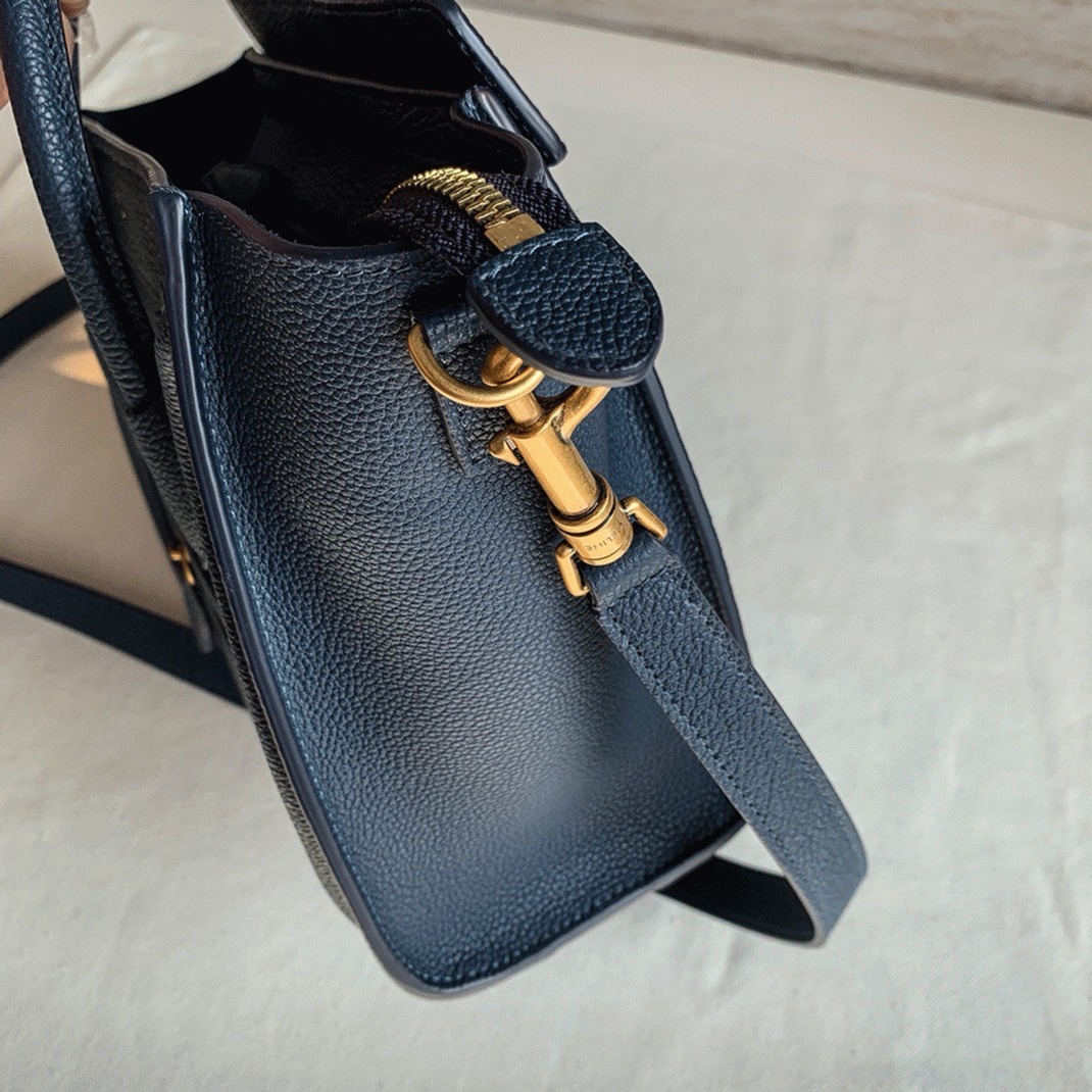 ce1i*e nano lU*gage tote bag imitation in navy blue