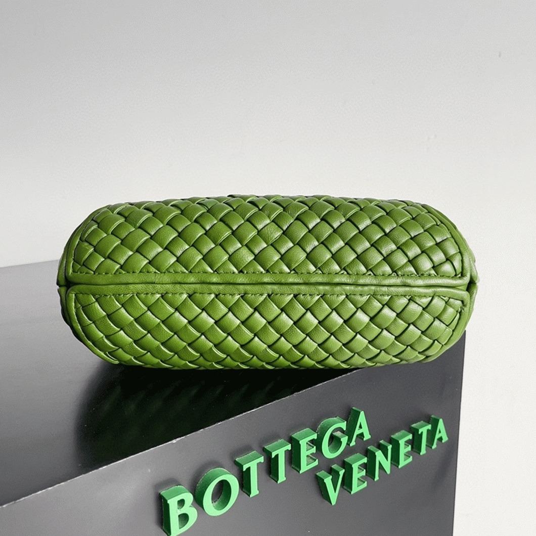 Fake B0tt*ga Ven*ta Clicker Small Bag Avocado