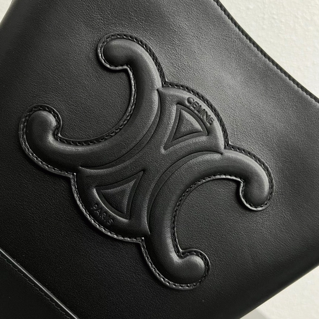 Top Quality Knockoff Ce1i*e Small Bucket Cuir Triomphe In Black Calfskin