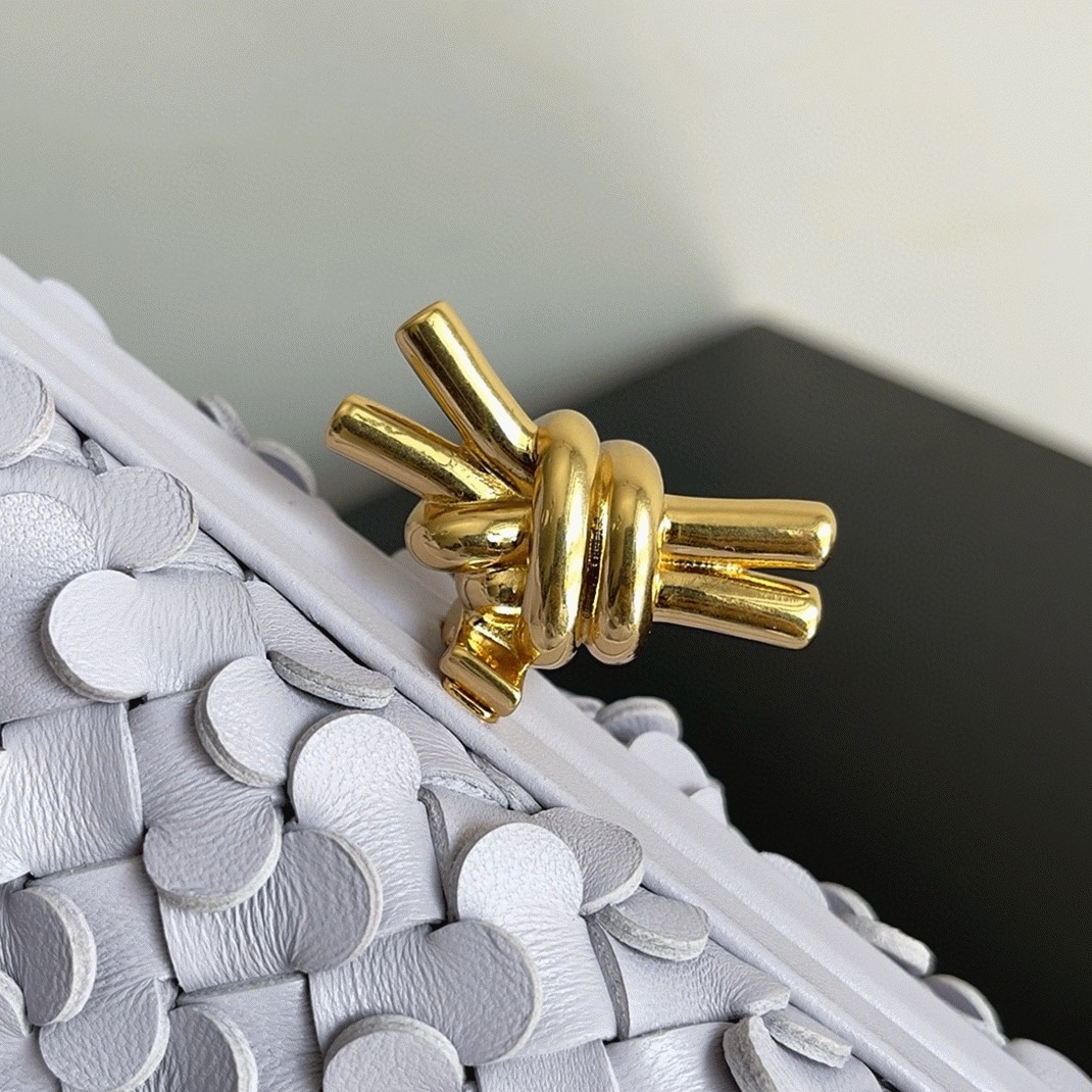 Replica B0tt*ga Ven*ta Knot Minaudiere Clutch Oyster Sequins