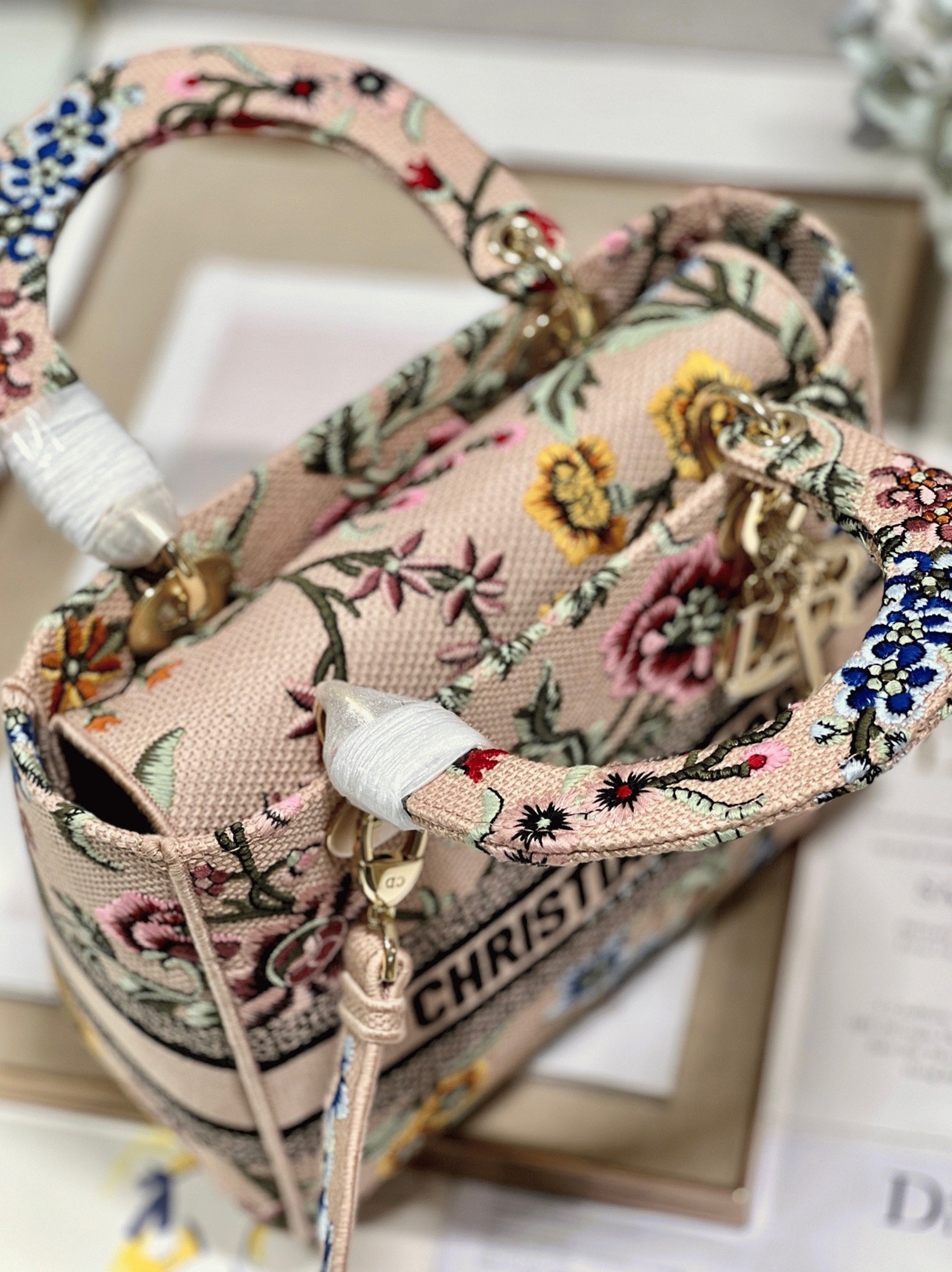 D10r Lady D-Lite Medium Bag Fake in Beige Raffia Embroidered with D10r Petites Fleurs