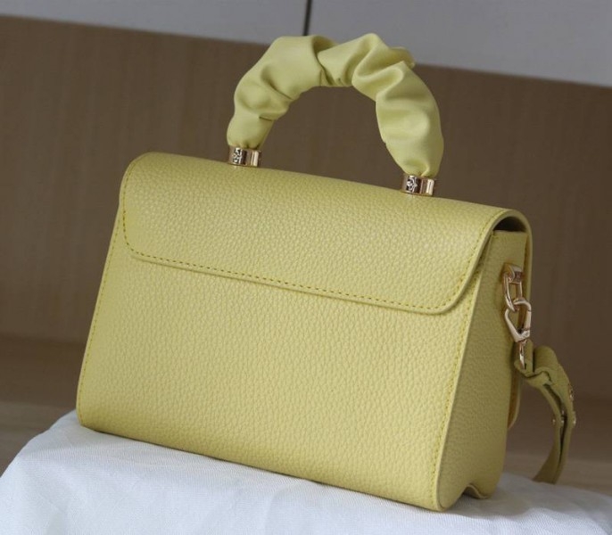 L0vis Vvtt0n Taurillon Leather Twist MM Scrunchie Handle In Ginger Yellow