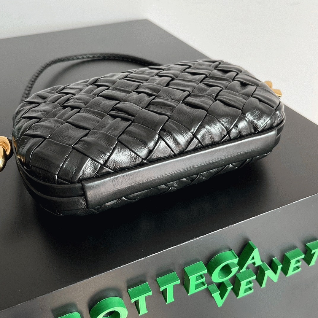 Replica B0tt*ga Ven*ta Knot Minaudiere On Strap Black Foulard Intreccio Leather