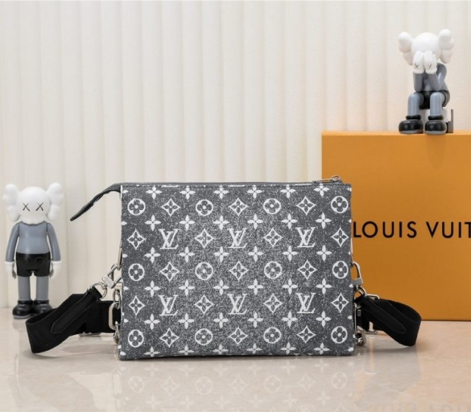 l0vis vvtt0n jacquard De*1m coussin pm bag in black
