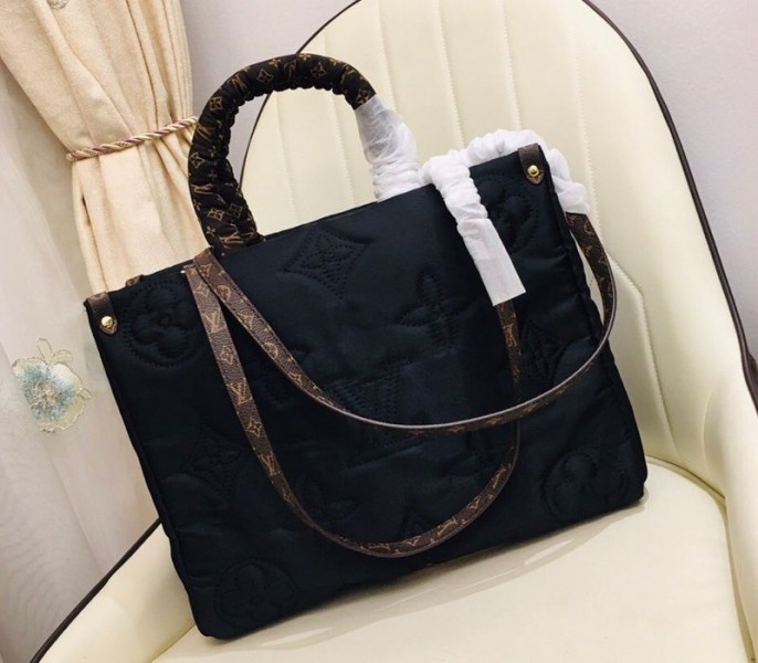 L0vis Vvtt0n Econyl Regenerated Nylon Onthego GM Tote In Black