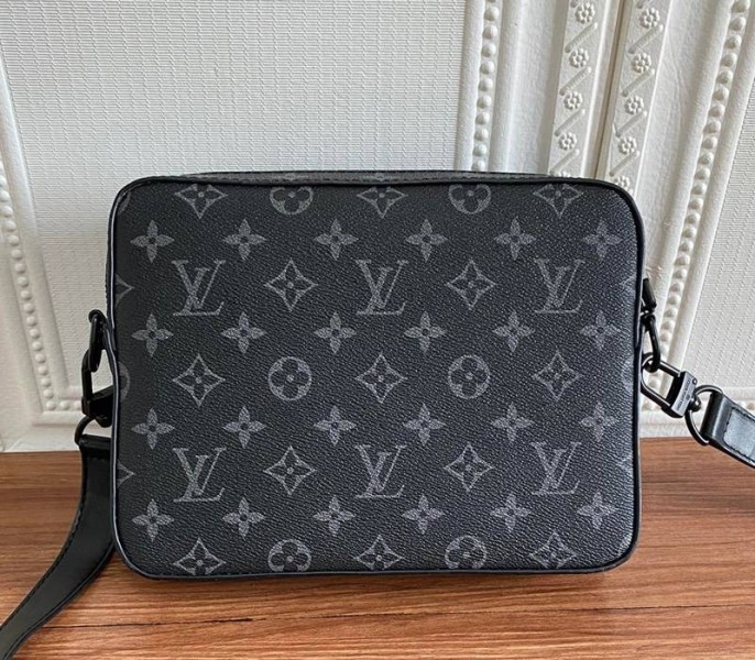 L0vis Vvtt0n Taurillon Leather Steamer Messenger Bag